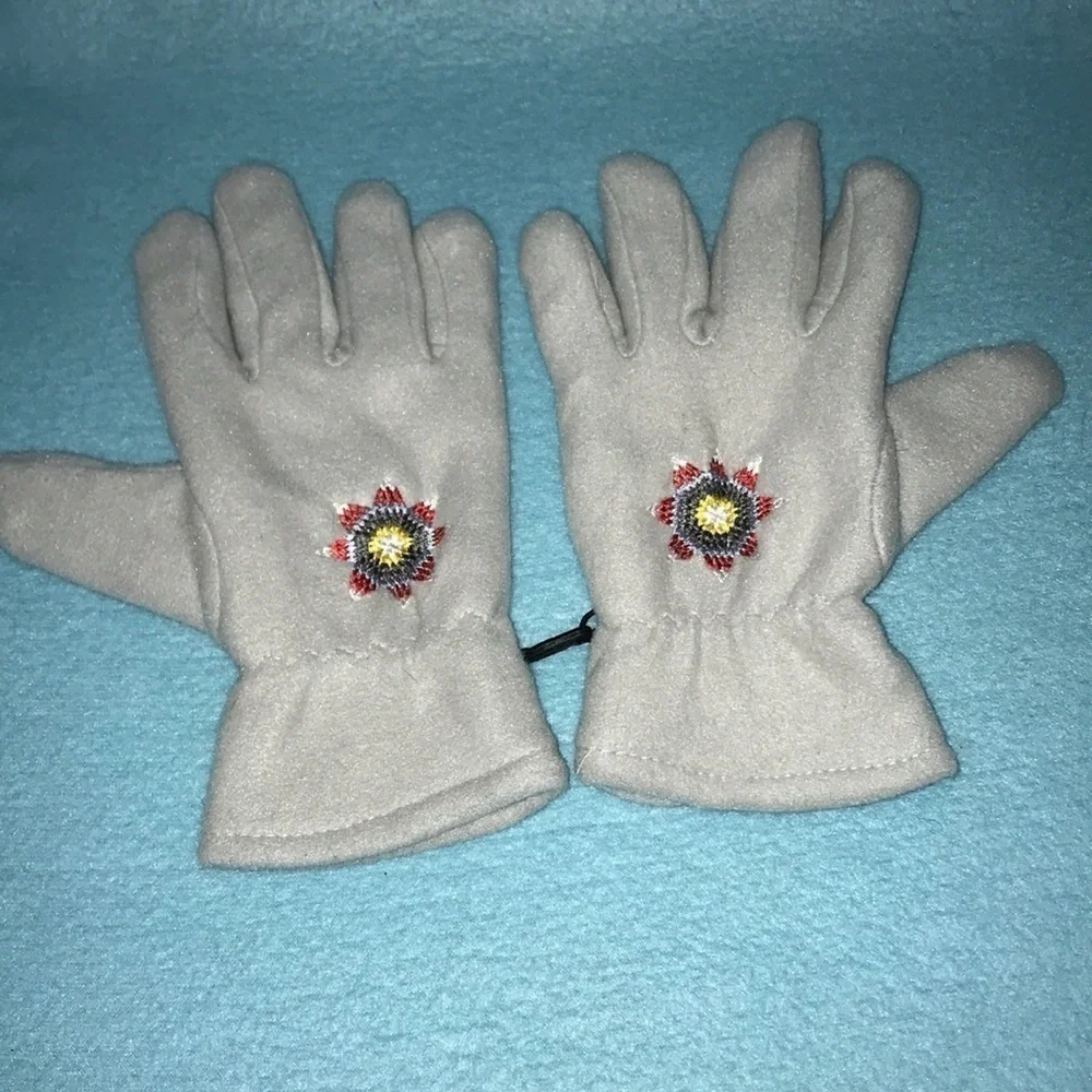 𝅺Gloves- embroidered soft fleece hook together clasp NEW size M/L
